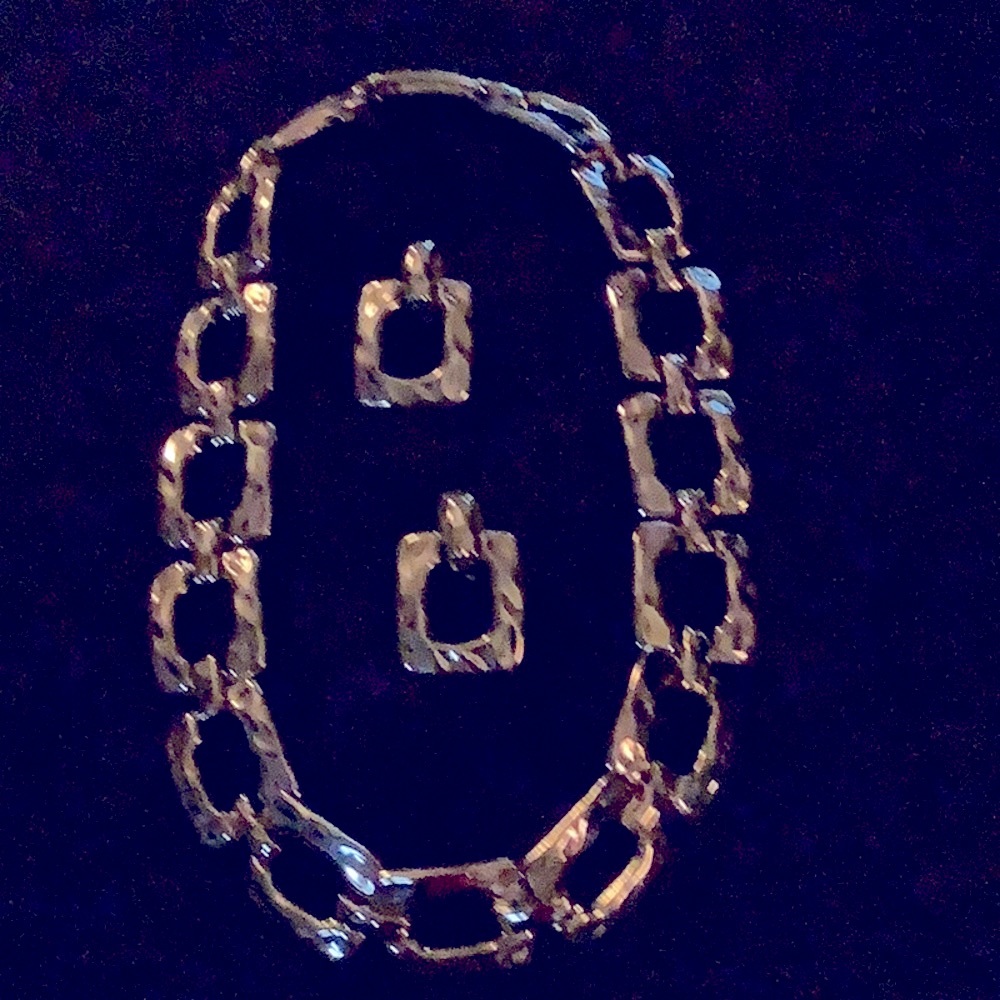 Beautiful Chunky gold tone necklace and clip on earrings